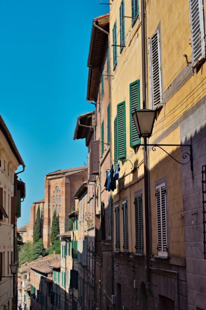 Altstadt mit der Basilica di San Domenico im Hintergrund Siena Sehenswürdigkeiten