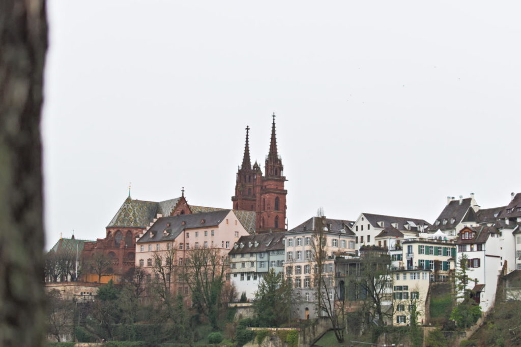 Von der anderen Rheinseite hast Du einen tollen Blick auf die Skyline Altstadt Basel