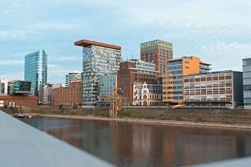 Ausblick auf den MedienHafen Gebäude Düsseldorf Tipps Spaziergang