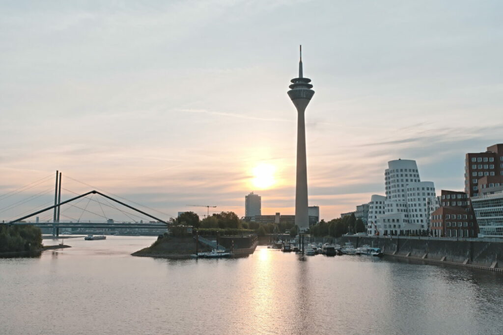 Sonnenaufgang Rheinturm MedienHafen Düsseldorf Tipps