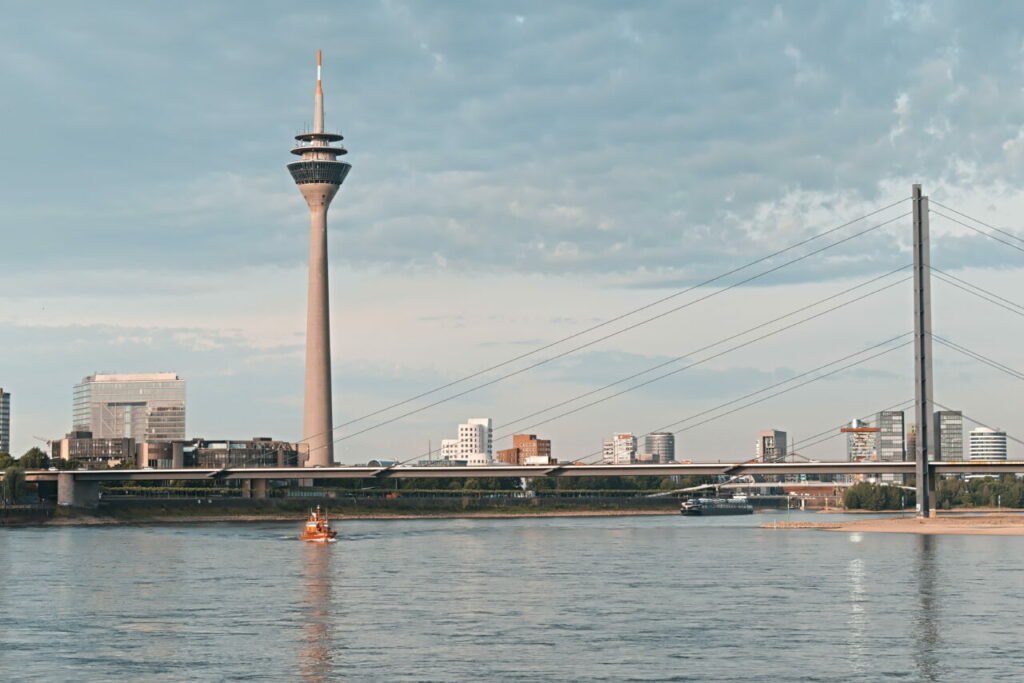 Aussicht auf Rheinturm und Medienhafen Düsseldorf Sehenswürdigkeiten