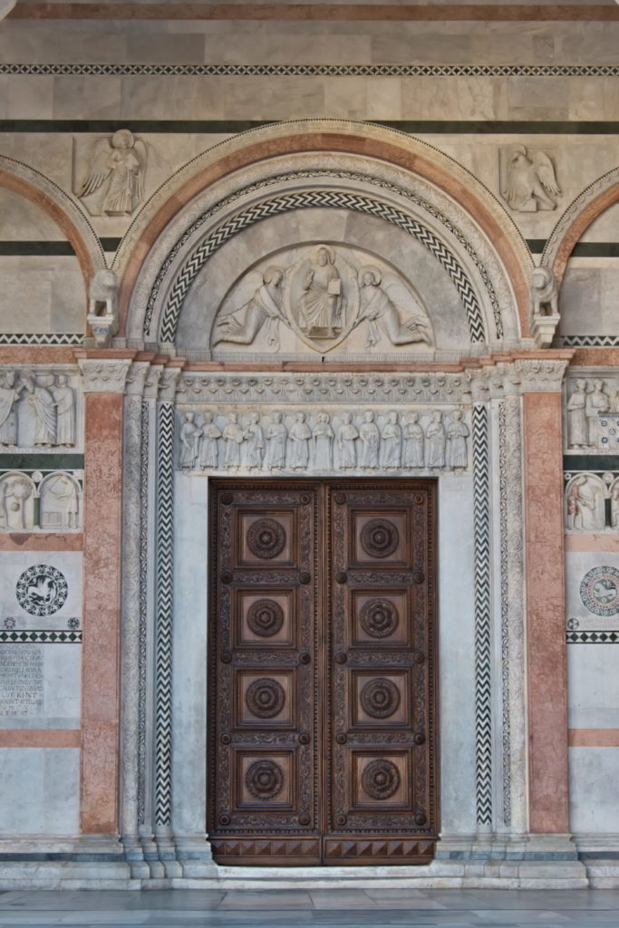 Eingangstür am Duomo di San Martion Lucca Städtetrip