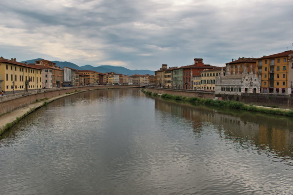 Ausblick über den Arno mit tollen Fassaden am Ufer Pisa Tipps