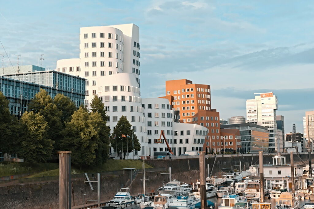 Gehry-Bauten komplett mit Hafen Düsseldorf Tipps Spaziergang