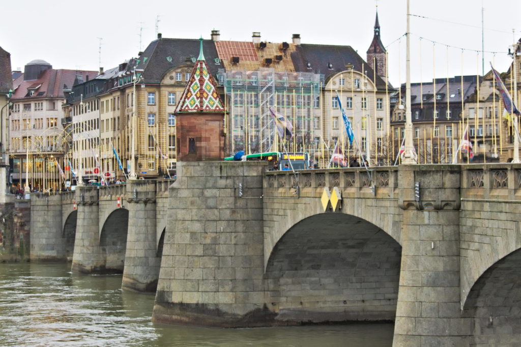 Die Mittlere Brücke darf bei einem Basel Sehenswürdigkeiten Rundgang nicht fehlen