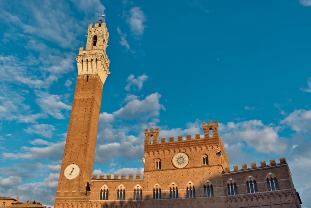 Der Palazzo Publico an der Piazza del Campo Siena Sehenswürdigkeiten