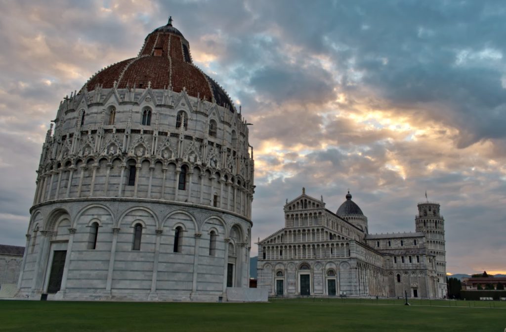 Die Piazza dei Miracoli mit dem Schiefen Turm, dem Dom und dem Baptisterium Pisa Sehenswürdigkeiten