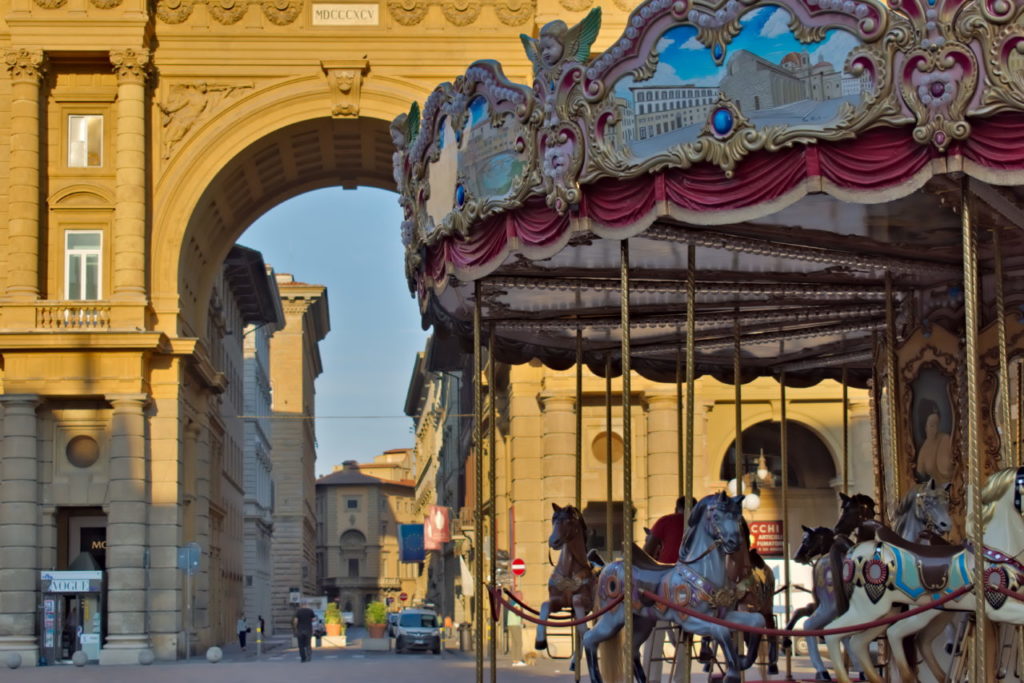 Piazza della Repubblica mit Karussel Sehenswürdigkeiten Florenz