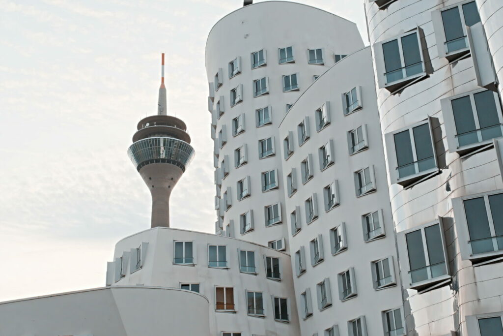 Rheinturm Düsseldorf mit Gehry-Bauten