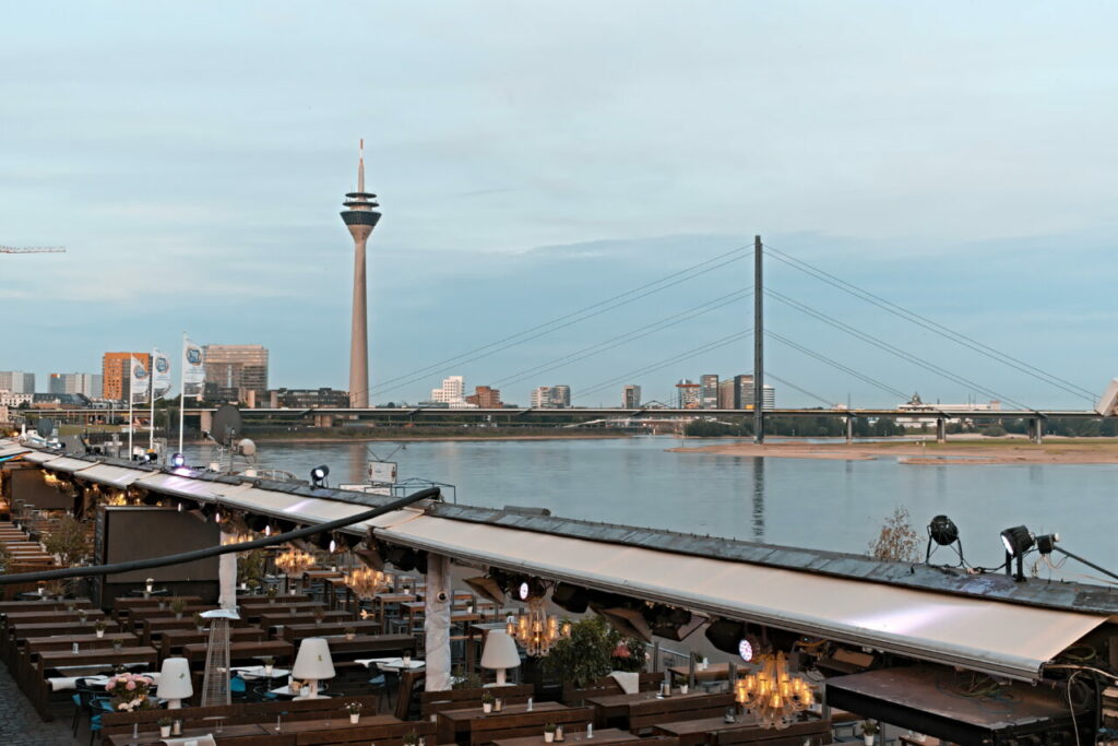 Rheinuferpromenade mit Ausblick auf Rheinturm Düsseldorf Sehenswürdigkeiten