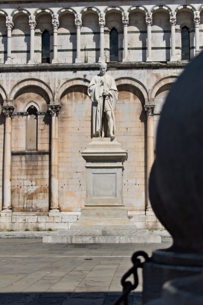 Statue an der San Michele in Foro Lucca Städtereise