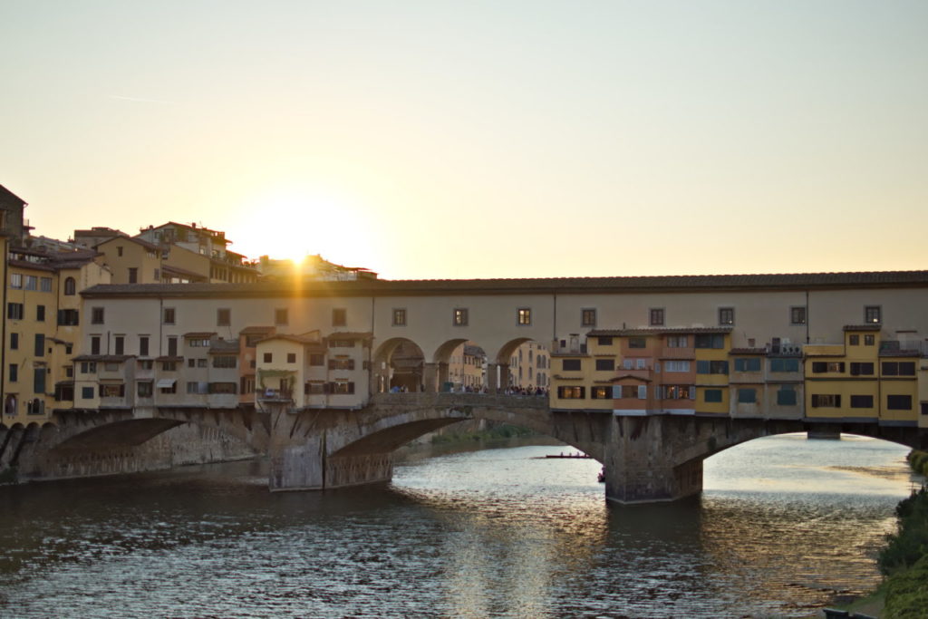 Traumhafter Sonnenuntergang an der Ponte Vecchio Florenz Sehenswürdigkeiten