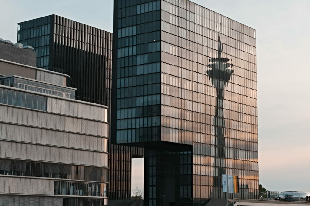 Sonnenaufgang Spiegelung Rheinturm Düsseldorf Tipps