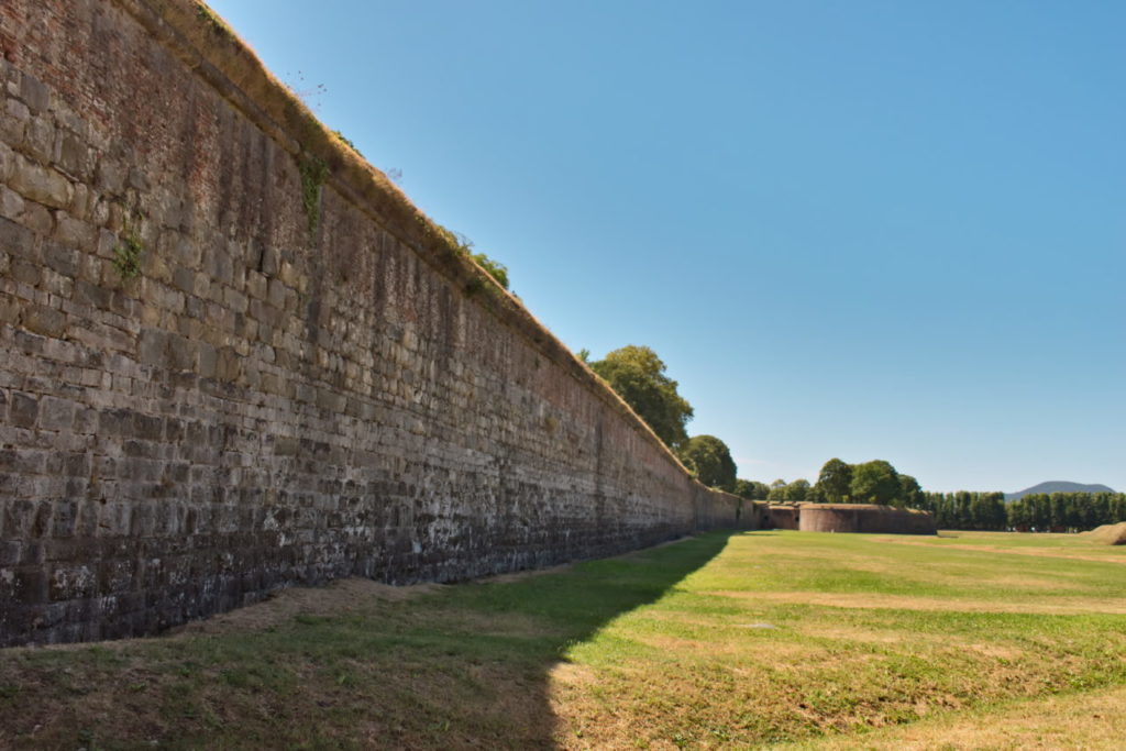 Stadtmauer von außen Lucca Sehenswürdigkeiten