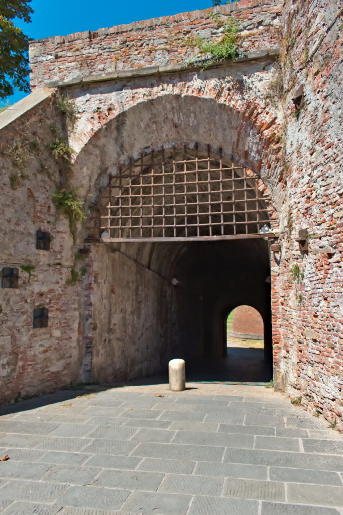 Ein Stadttor der Stadtmauer Lucca Tipps