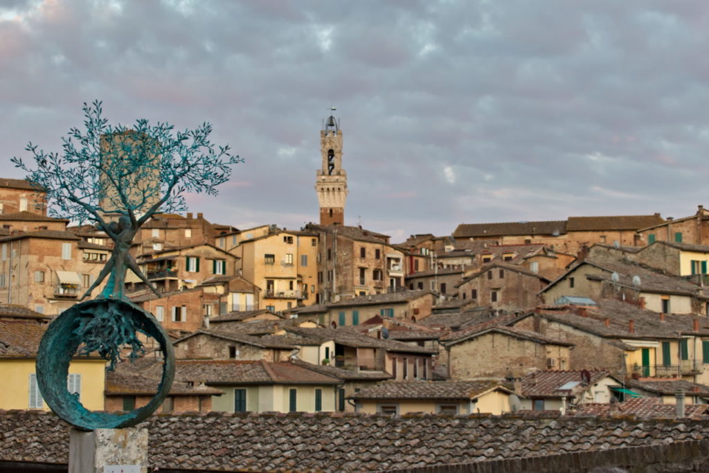 Von der Terrazza Panoramica hast Du einen tollen Blick auf die Altstadt und den Torre del Mangia Siena Tipps