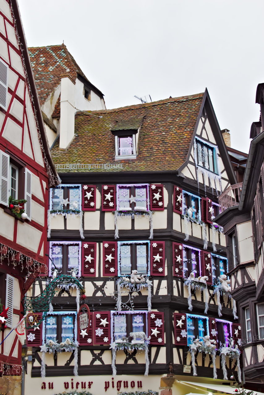 In der Altstadt Colmar sind die Fassaden zur Weihnachtszeit reichlich geschmückt